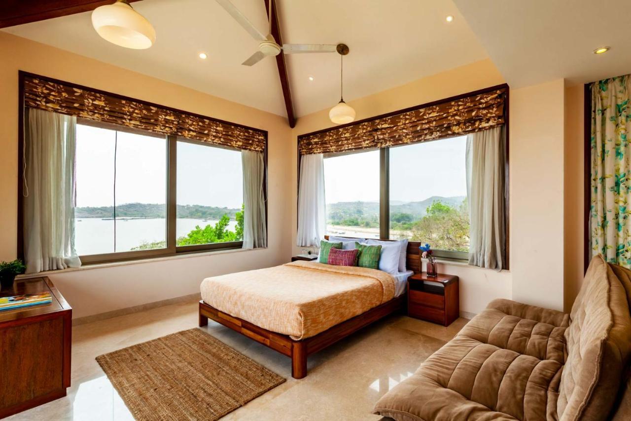 The Blue Horizon By Stayvista - Featuring A Beach-View Villa With A Swimming Pool, Indoor Games, And A Relaxing Balcony Alībāg Ngoại thất bức ảnh